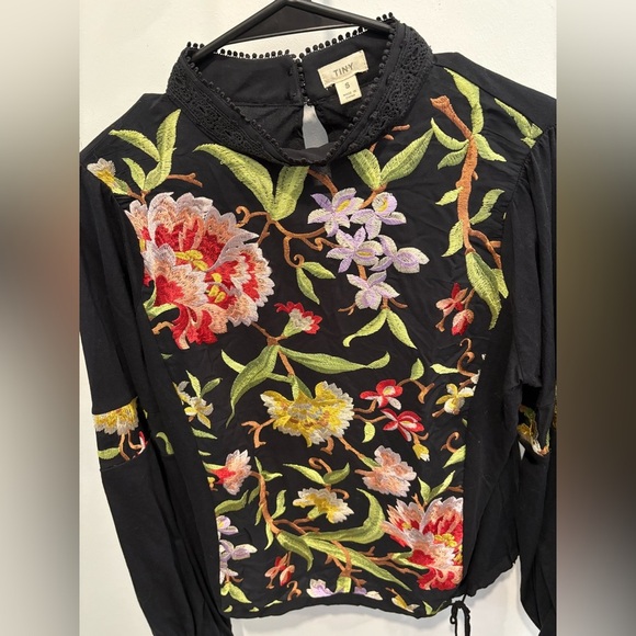 LIKE NEW- TINY BY ANTHROPOLOGIE Embroidered FLORAL BLOUSE - Size small - Picture 5 of 10